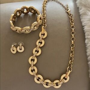 Chic Gold and Cream necklace, earrings and bracelet set!